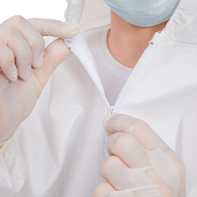 Влага костюма Coverall устранимого Coverall УПРАВЛЕНИЯ ПО САНИТАРНОМУ НАДЗОРУ ЗА КАЧЕСТВОМ ПИЩЕВЫХ ПРОДУКТОВ И МЕДИКАМЕНТОВ EN1186 не сплетенная с капюшоном проницаемая